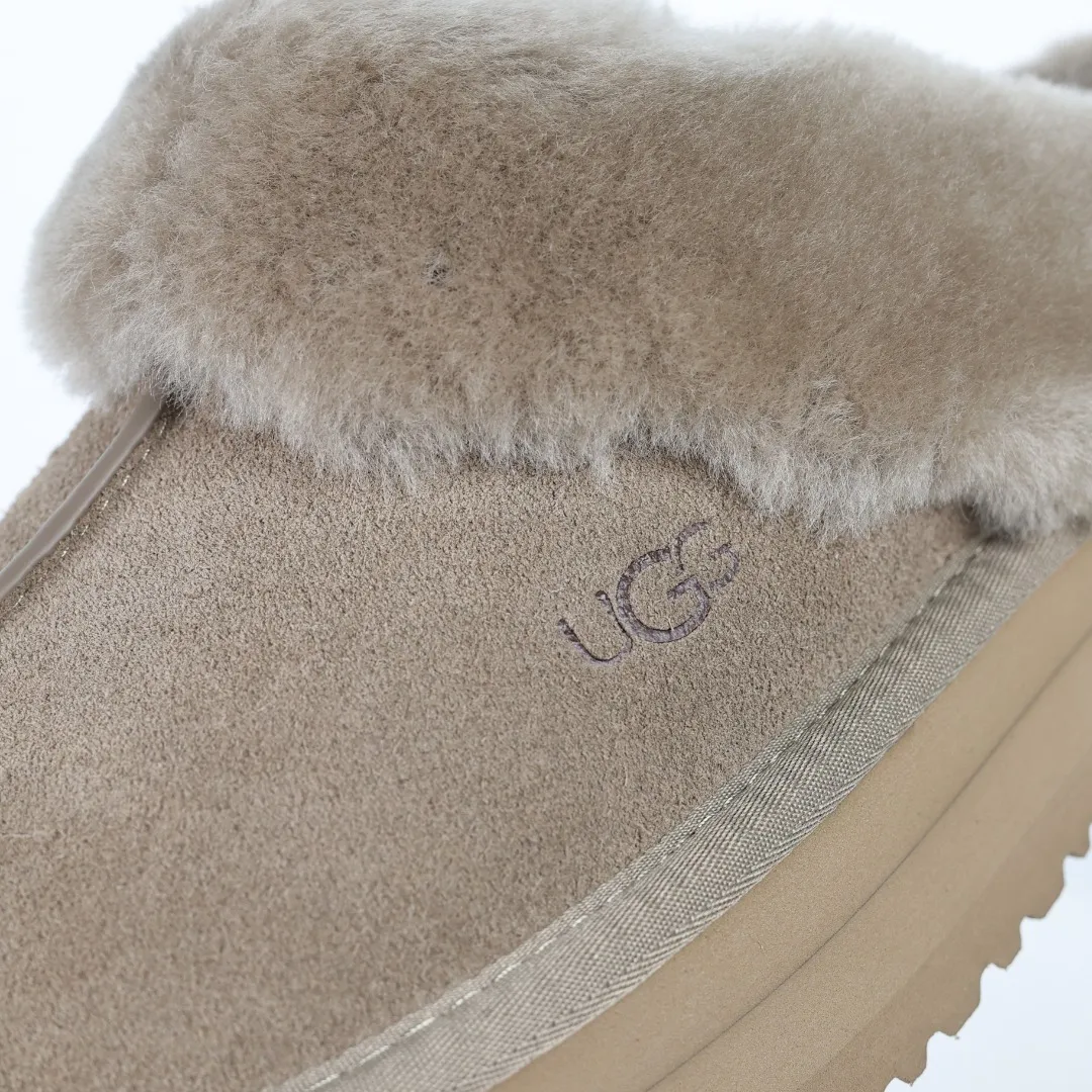 Pick up locally 💰520, the core recommendation is good price UGG Coquette three-layer thickened lazy slippers, popular Xiaohongshu style, Henan Longfeng leather production, sheepskin and wool integration, top quality in the market, 2-3 cm cashmere insole, keeping warm in winter, suitable for home use. In the new year, uug launched a style series, which is partially geared towards the preferences of young consumers, and has also been at the forefront of fashion trends. Shoe body material, water-repellent coated suede upper 17mm UGGPURE™ implanted wool insole Lightweight non-slip comfortable rubber outsole With brand LOGO Trademark Comes with full packaging Size: 35 36 37 38 39 40